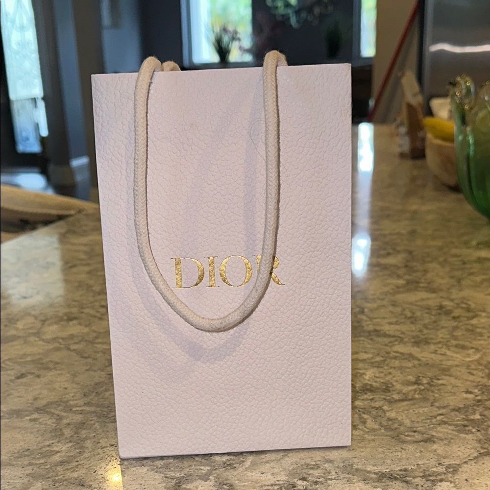 ✨ Dior White Textured Shopping Bag 5.75” x 9” x 3”
